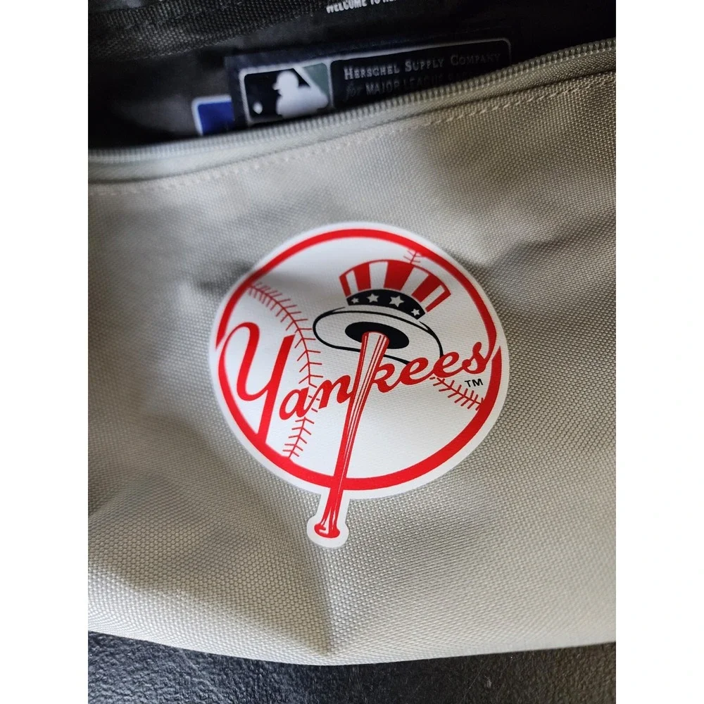 Herschel New York‎ Yankees Herschel Supply Co. Outfield Sixteen Hip Travel Pack